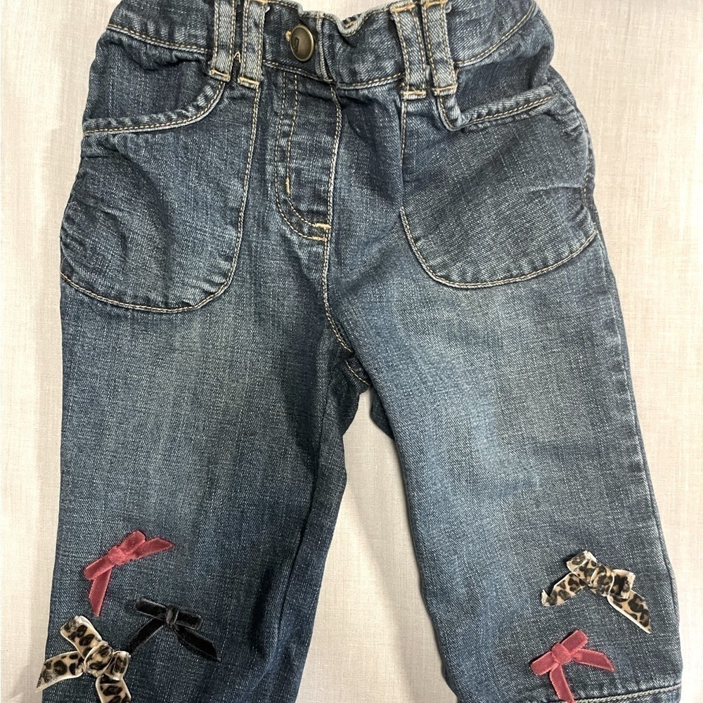 GYMBOREE “Bow Puppy and Cat” blue jeans with red and cheetah bows. 12-18 months